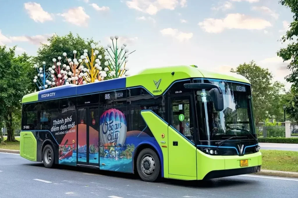 Tuyến bus nội khu OCP giúp di chuyển nhanh giữa Ocean Park 1, 2, 3 và các khu vui chơi.